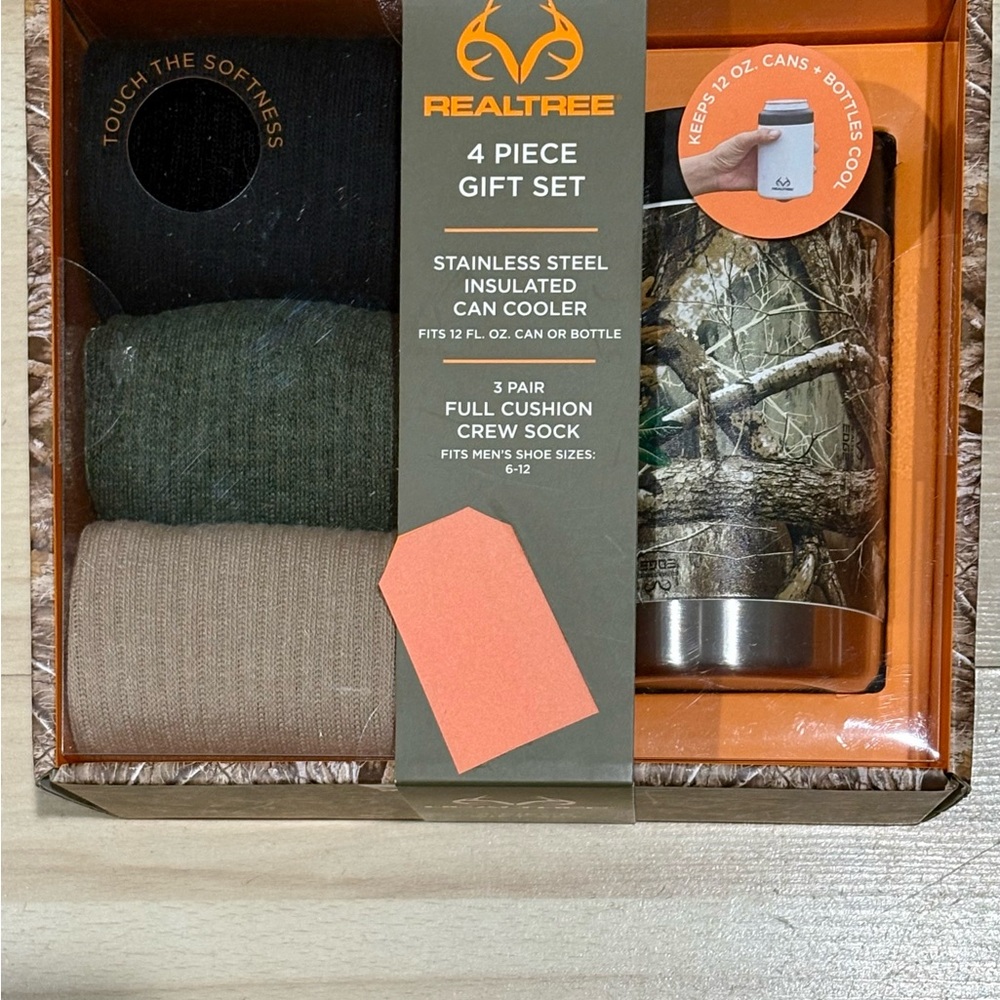 Realtree 4 Piece Gift Set with Black, Green, and Brown Socks